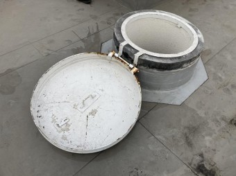 屋上屋根につながるマンホール型の点検口