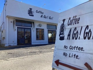 完成した「スペシャルティコーヒー専門店 コーヒーアゴーゴー様」の店舗と看板