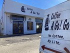 完成した「スペシャルティコーヒー専門店 コーヒーアゴーゴー様」の店舗と看板