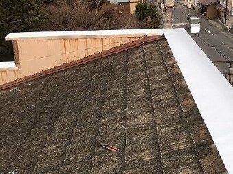 ガルバリウム板金笠木が施工されたパラペット