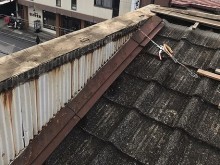 笠木板金を解体したパラペットの東側