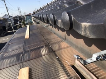 テラス波板部上の雨樋施工は仮床を作っての施工