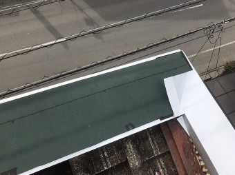 笠木の下地に防水シートを施工