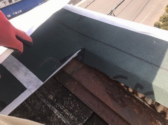 新しいガルバリウム板金笠木を被せる