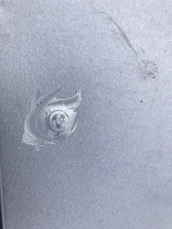 ビスの頭にもコーキング