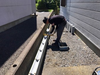 水戸市のフェンス工事でU字ブロックを積んでいます
