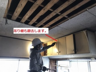 台所の吊り棚を解体する職人