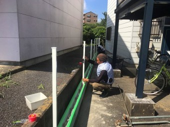 水戸市のフェンス工事でU字ブロックにフェンス柱を建てます
