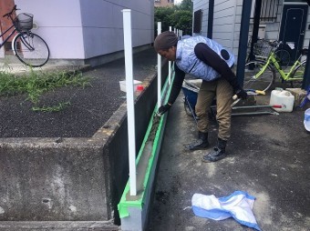 水戸市のフェンス工事でU字ブロックにフェンス柱を建て終わりました