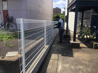 水戸市のフェンス工事で網が設置終わりました