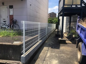 水戸市のフェンス工事で網が設置終わりましたので全ての工程が完了です
