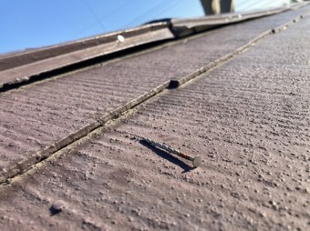 破損した棟板金の劣化して抜けた釘