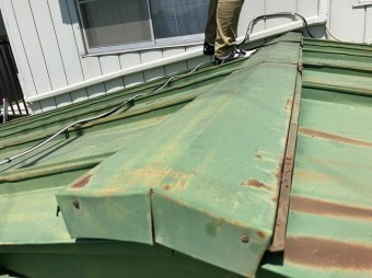 瓦棒葺きトタン屋根の棟をケラバ部から撮影