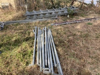 使用する外壁面に足場材を並べて準備する