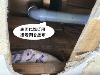 エルボ管の継ぎ目に塩ビ用接着剤を塗布