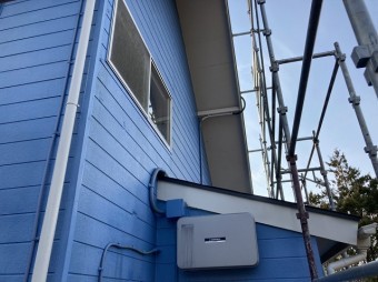 外壁面に足場を設置していく