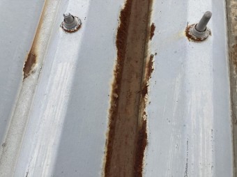折半屋根の凹み部分に錆びが進行している