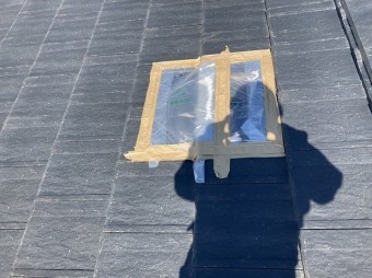 屋根の破損部にビニール養生が行われている