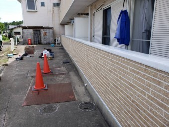 水戸市のバルコニーは笠木を取り付け雨仕舞いが完了し耐震性もアップしました