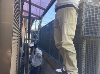 隣地との境界線で作業するスタッフ