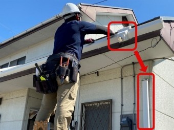雨樋補修丸樋と長方形の竪樋を連結