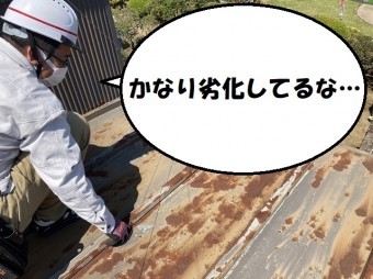 結城市内の屋根の強度を確かめ、劣化していることを実感するスタッフ