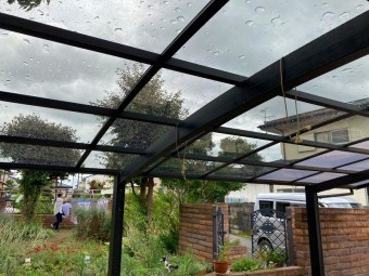 ひたちなか市のアール型カーポート屋根のポリカーボネート板交換の交換工事完了しました下からの画像
