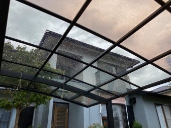 ひたちなか市のアール型カーポート屋根のポリカーボネート板交換の交換工事完了しました家をバックにの画像