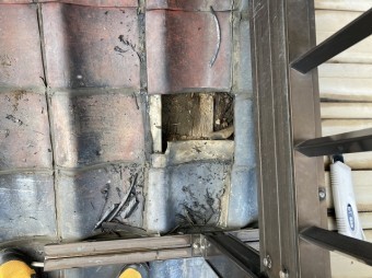 ひたちなか市で雨漏りしていた屋根瓦を一枚捲り上げる