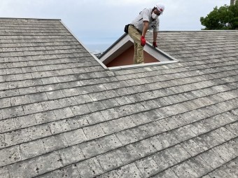 雨漏り調査の為に屋根に登ったスタッフ