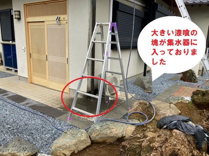 水戸市の屋根で雨樋清掃を専用工具と水道を使用して行なって、詰まっていた物は漆喰でした