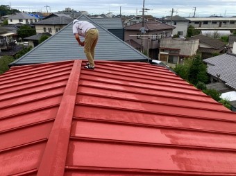 日立市の雨漏りしている瓦棒屋根上から雨漏り調査を行なっています