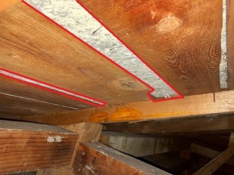 日立市の雨漏りしている瓦棒屋根の天井裏はザラ板の隙間が多く木毛セメント板が見えています