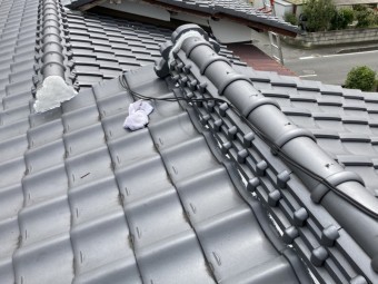 水戸市の和瓦屋根の漆喰工事が行なわれ濡れたタオルで清掃作業