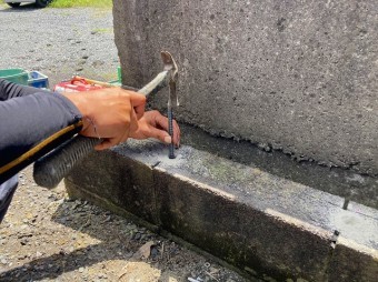 水戸市のフェンス工事で鉄筋アンカー打ち付けています