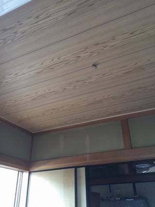 新しく貼った天井壁紙