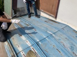 瓦棒屋根葺き替え工事前雨漏り