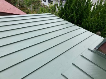 日立市で日立市で使用した嵌合立平葺き金属屋根で施工した切り妻屋根と屋根形状を変えた屋根画像