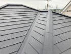 結城市の定尺ガルバリウム屋根材で重ね葺きが完了した結城市の現場屋根