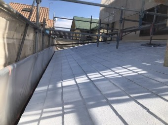 下塗り作業が完了し一面白くなった下屋根の様子
