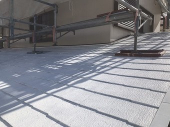 下塗り工程が完了したひたちなか市の差し掛け屋根