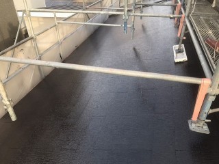 差し掛け屋根への屋根塗装が完了した様子