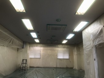 壁と床面に養生した水戸市の貸事務所の室内