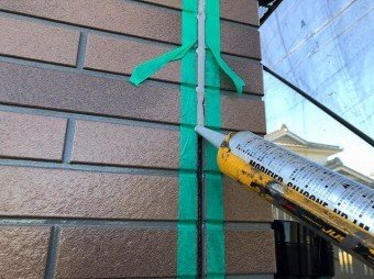 目地にコーキングを充填