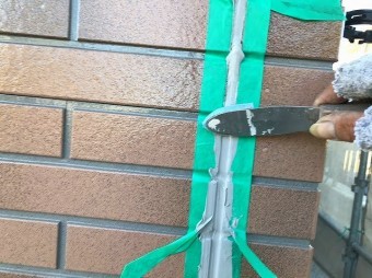 コーキングをヘラで形成