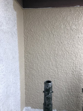 モルタル壁を下塗りから中塗り中