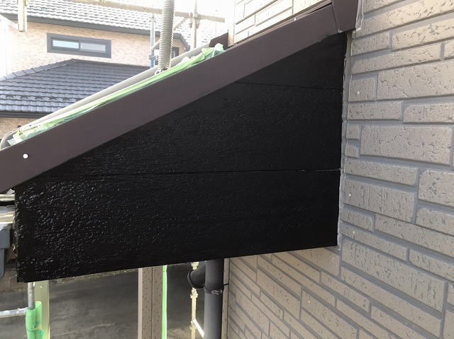 塗装を施し、綺麗に仕上がった筑西市の玄関庇屋根の破風板