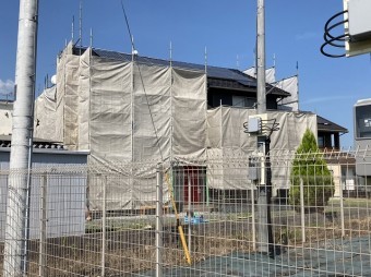 玄関面に足場を設置し飛散メッシュシートも設置
