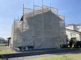 白いメッシュシートを張り飛散防止