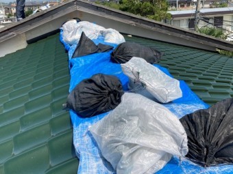 ブルーシートで養生された屋根